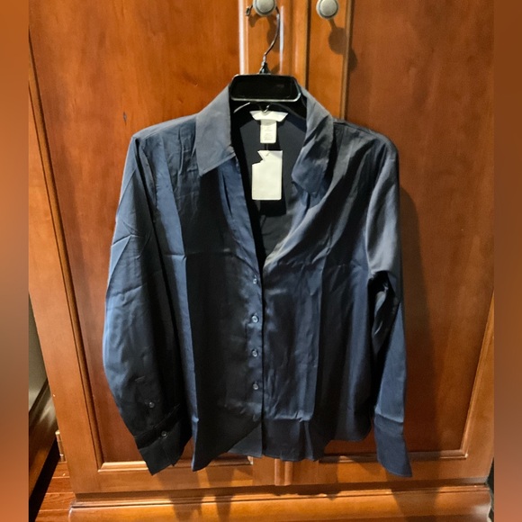 H&M Tops - NWT H @ M Classic Button-Down Shirt in Deep Navy Size Medium